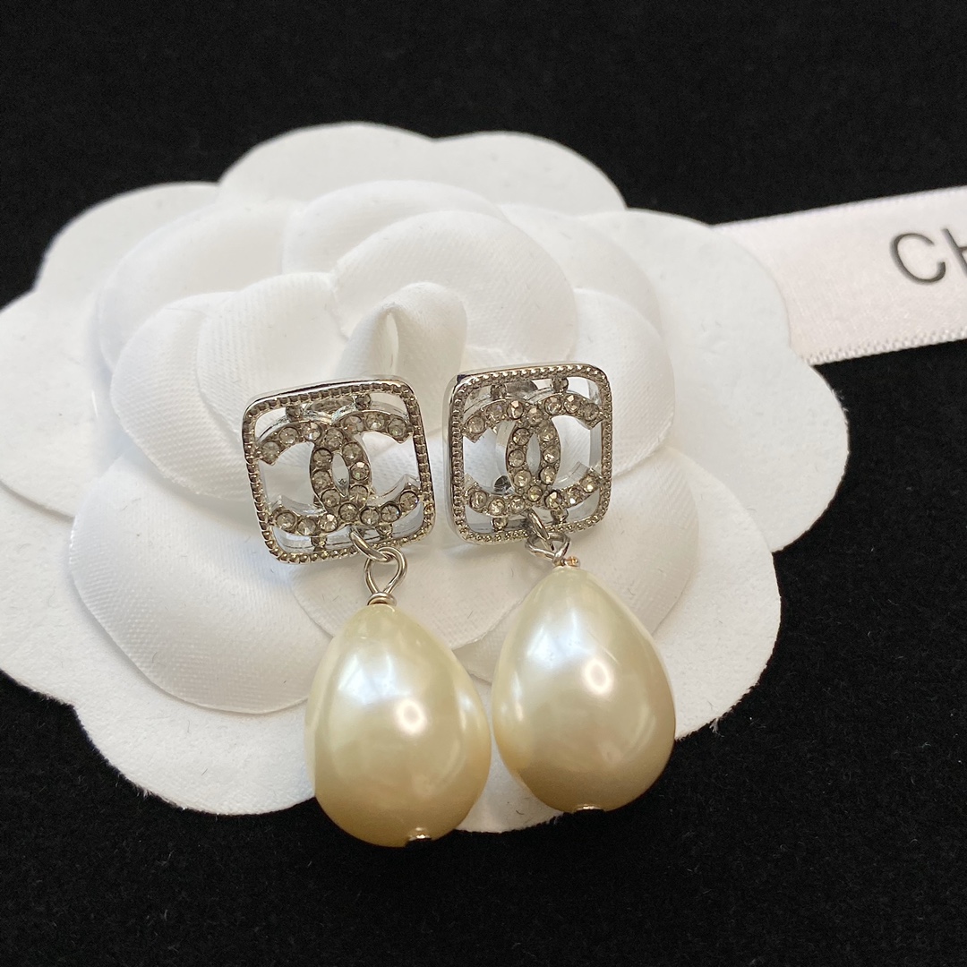 Chanel Earrings Pearl L