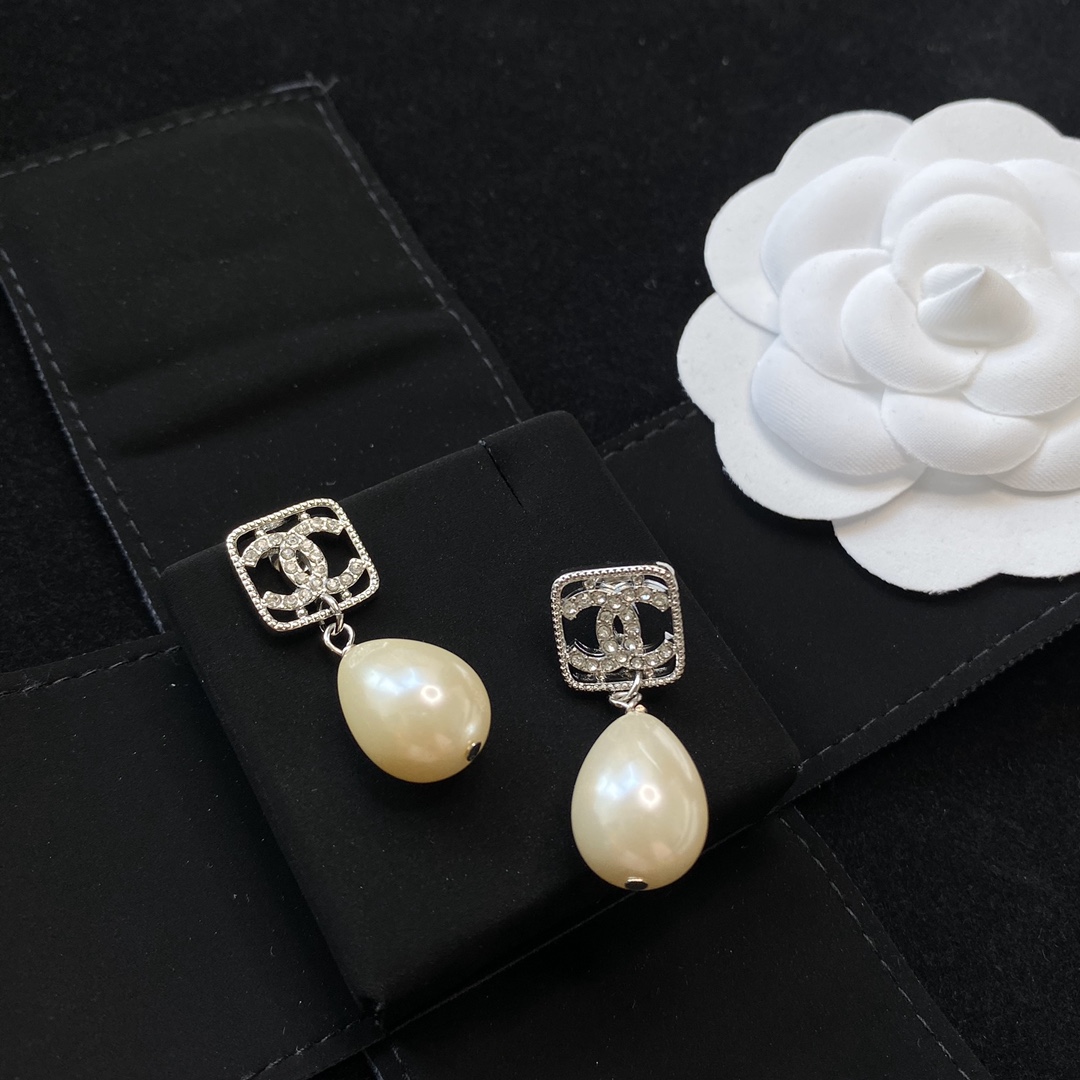 Chanel Earrings Pearl L