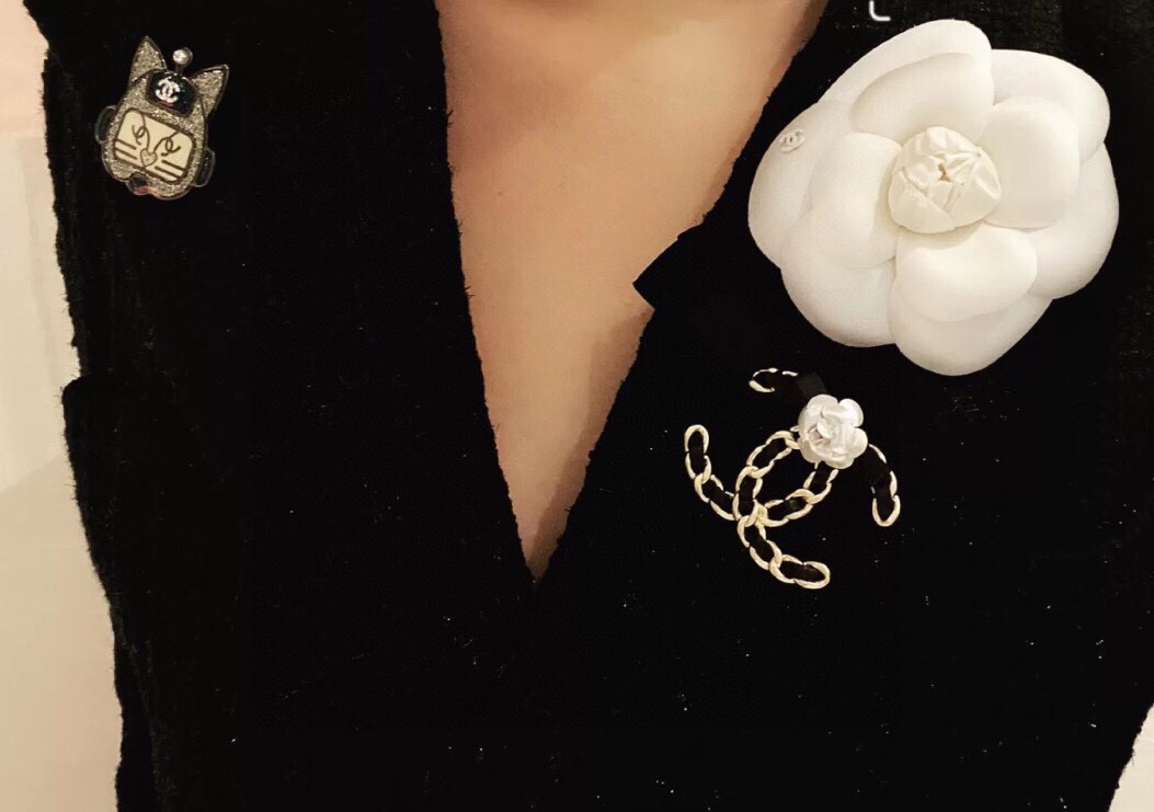 Chanel Brooch L
