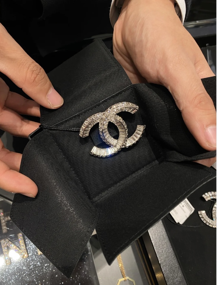 Chanel Brooch L