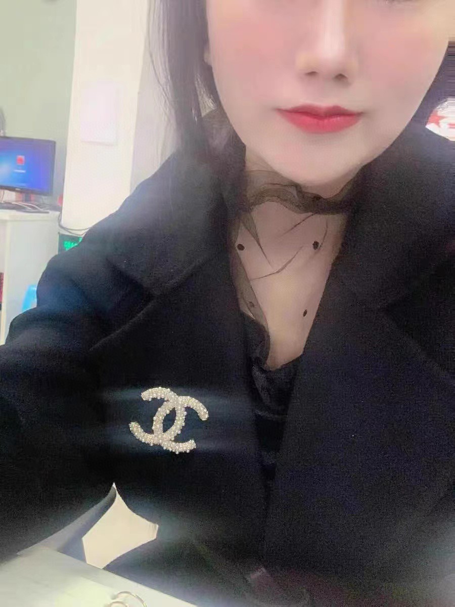 Chanel Brooch Pearl Inlaid L