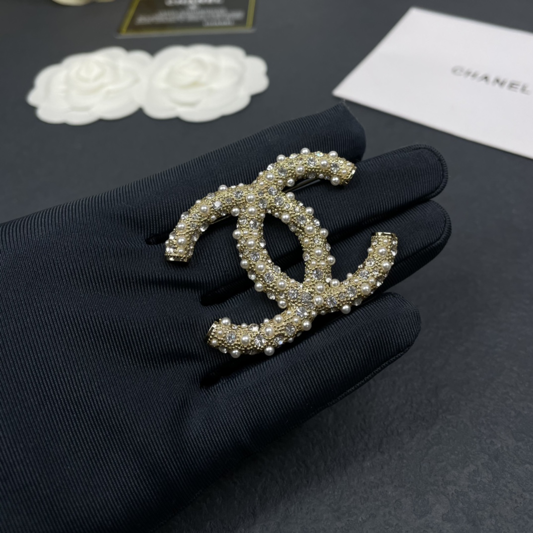 Chanel Brooch Pearl Inlaid L