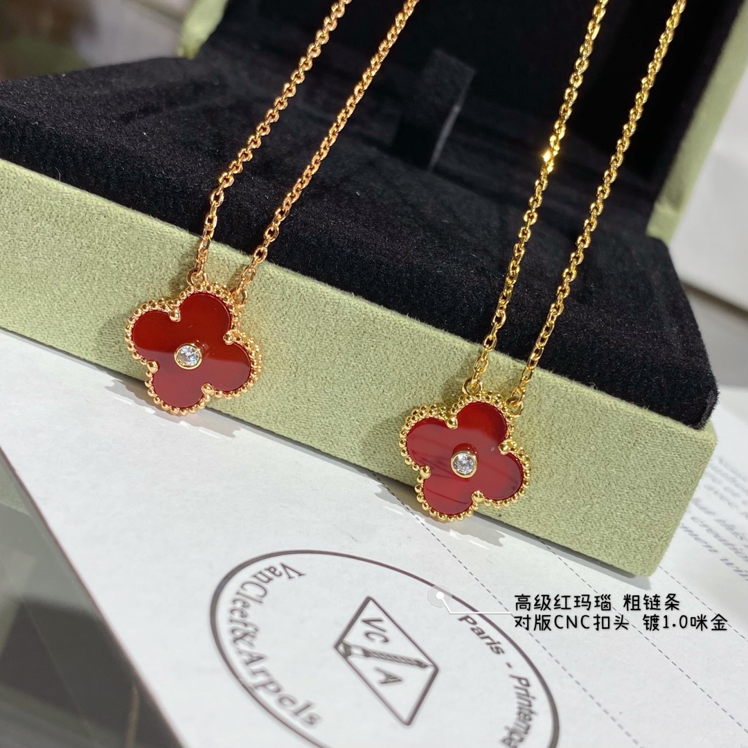 Van Cleef Arpels Female Necklace