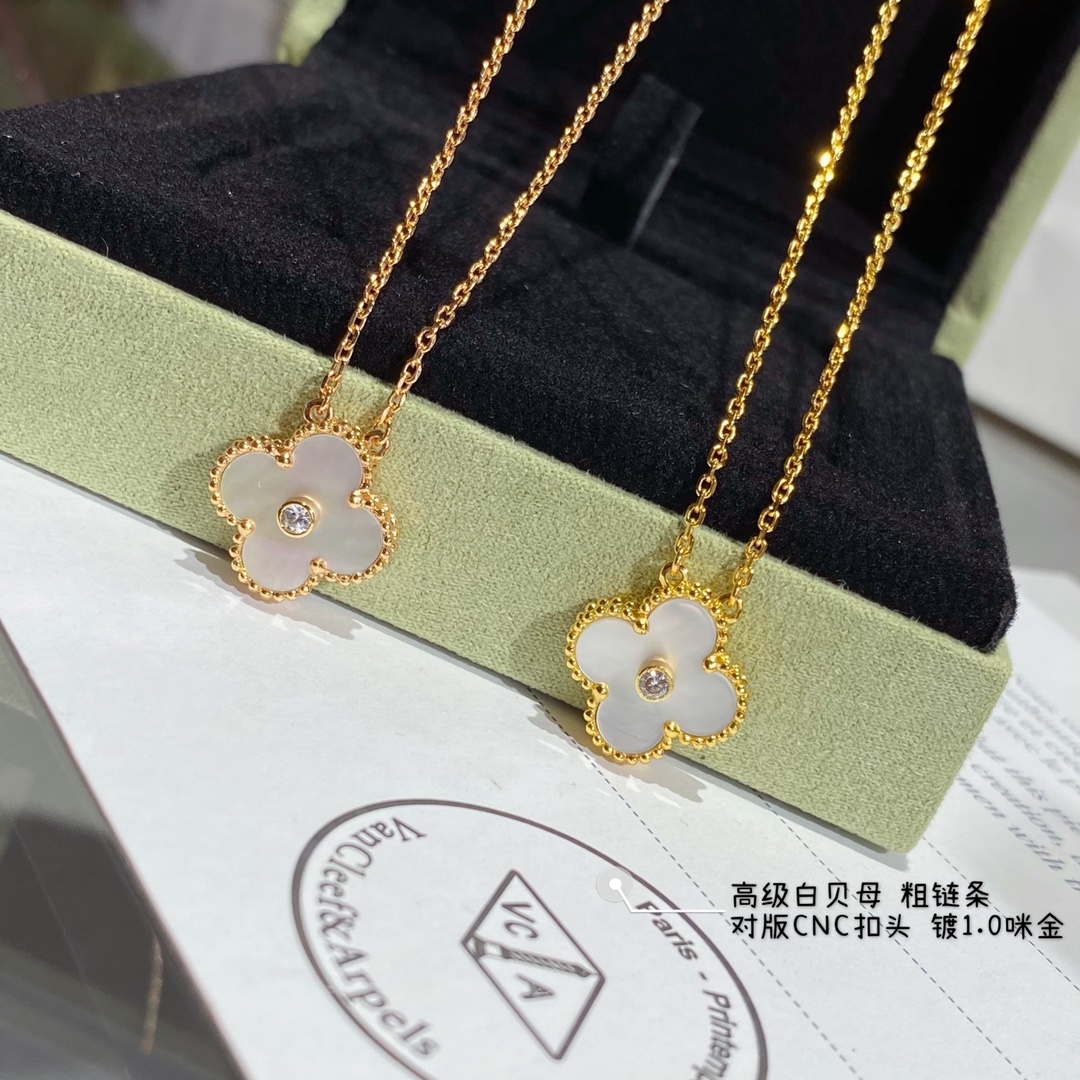 Van Cleef Arpels Female Necklace