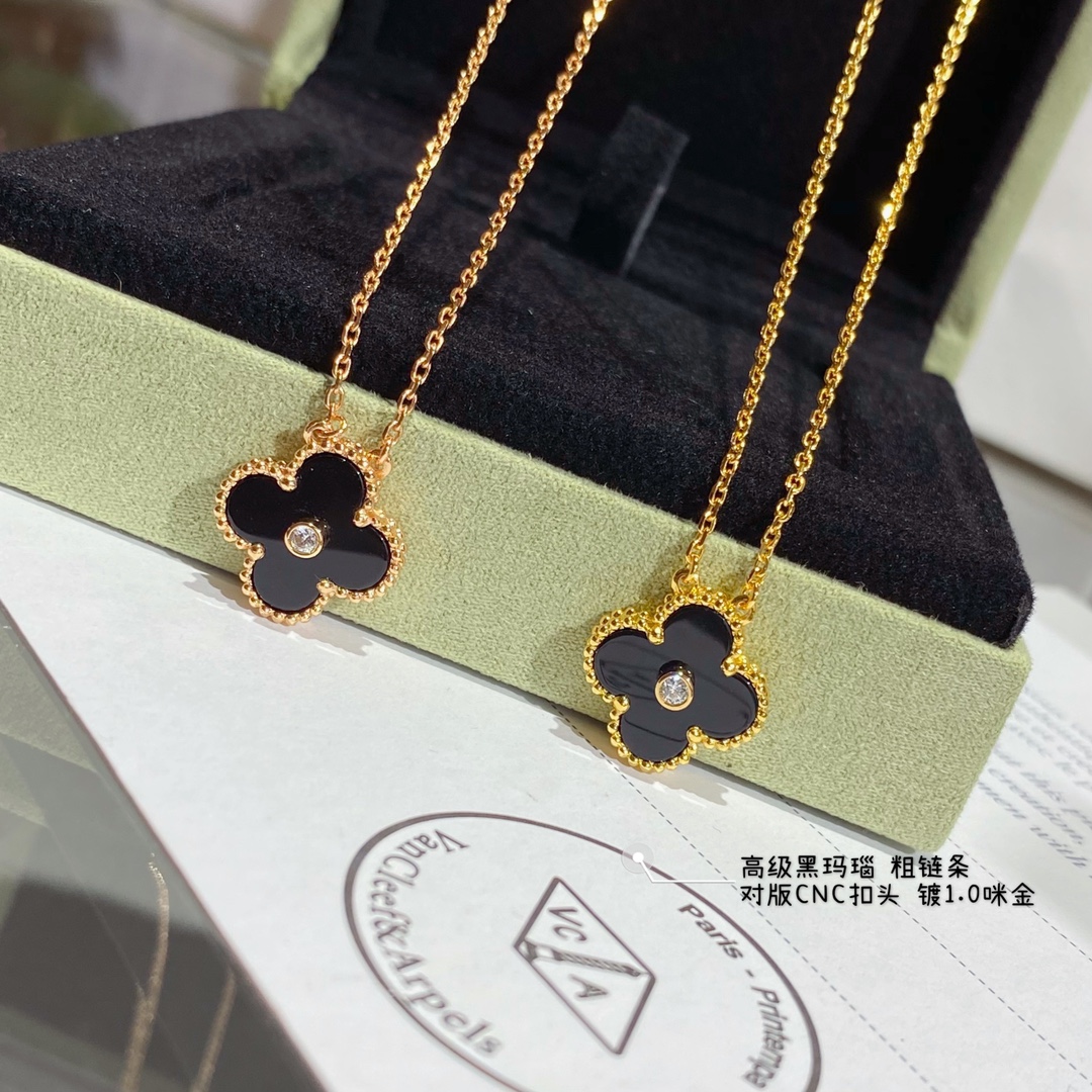 Van Cleef Arpels Female Necklace