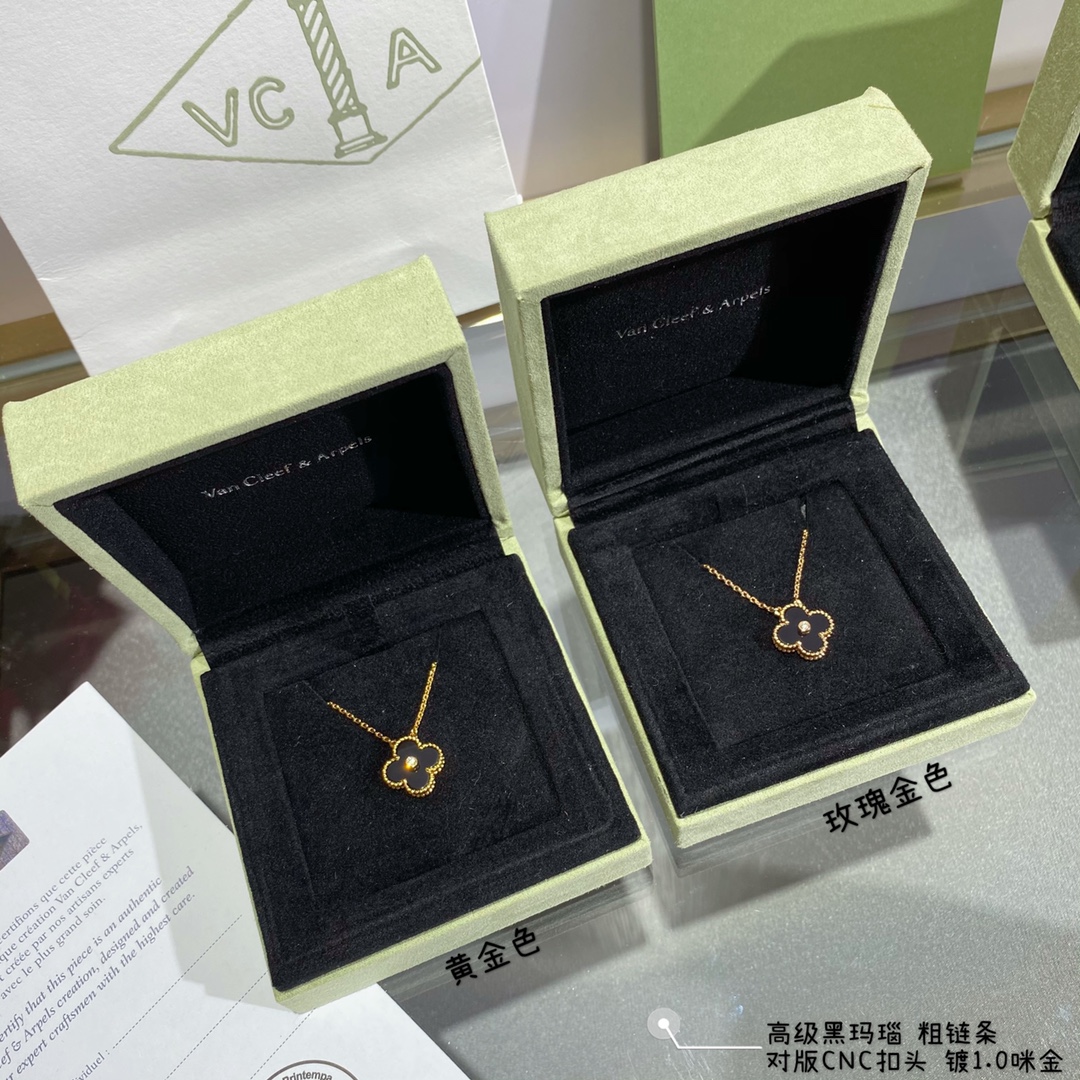 Van Cleef Arpels Female Necklace