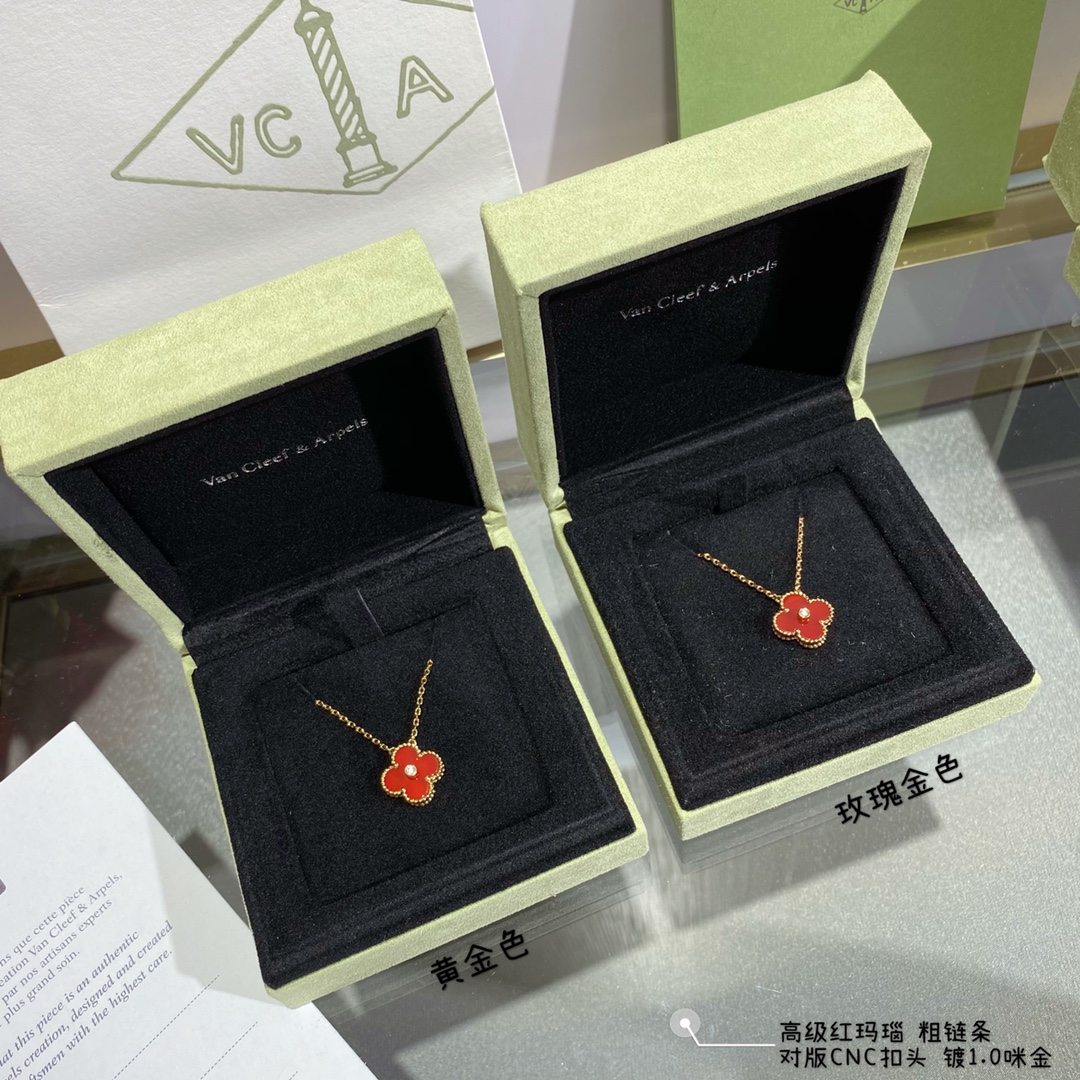 Van Cleef Arpels Female Necklace