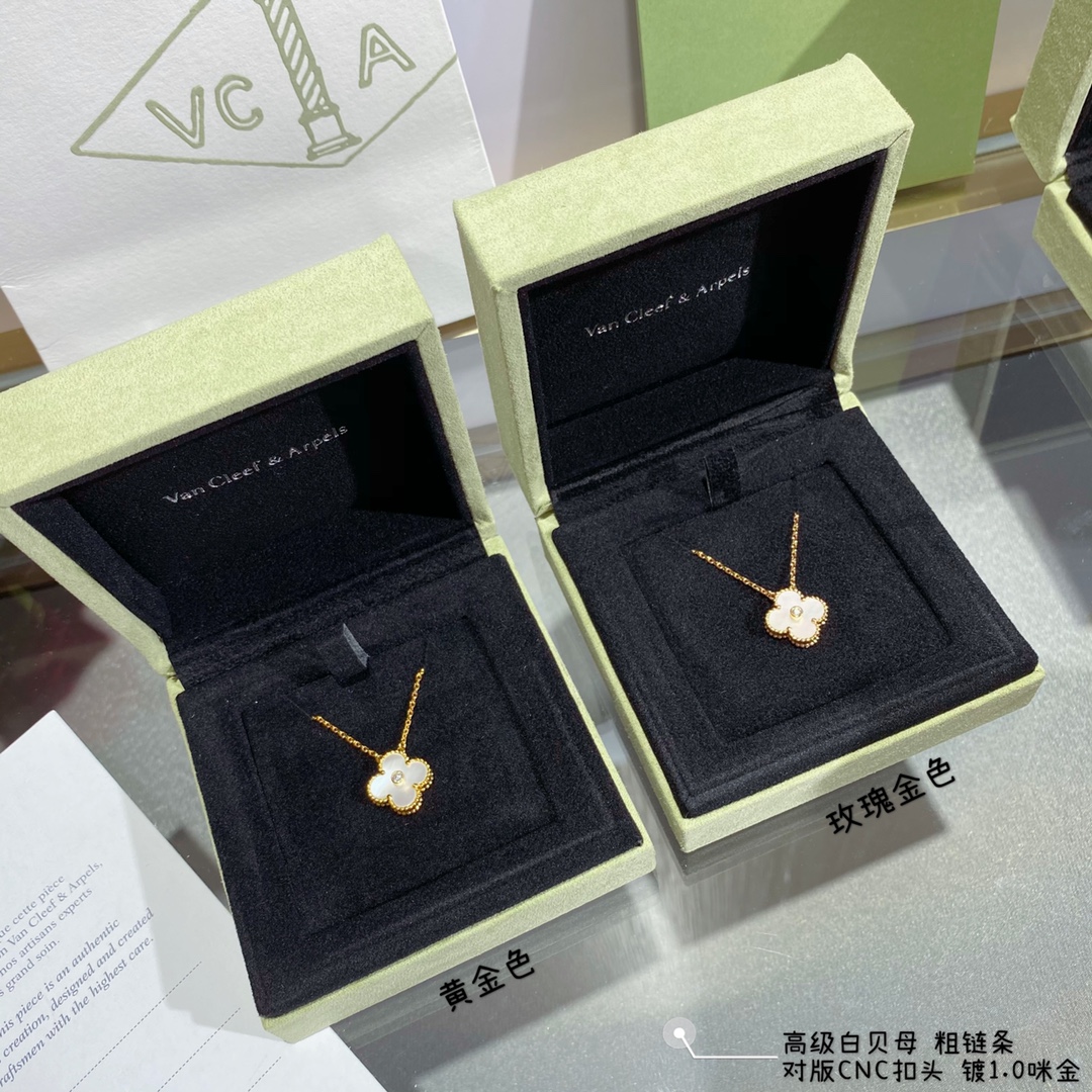 Van Cleef Arpels Female Necklace