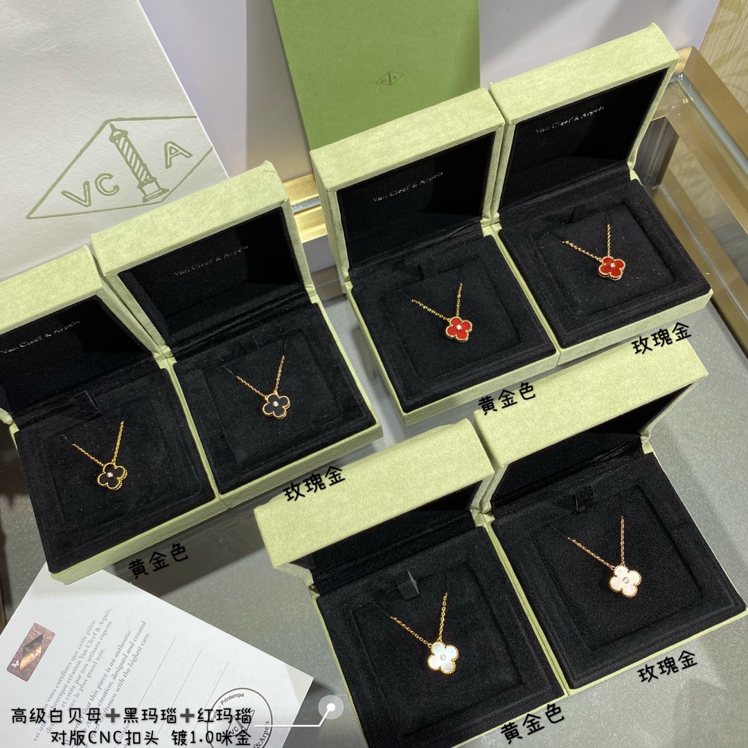 Van Cleef Arpels Female Necklace