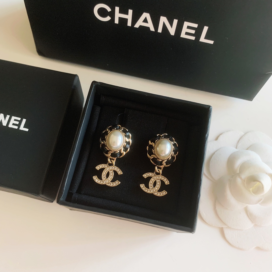 Chanel Earrings Pearl