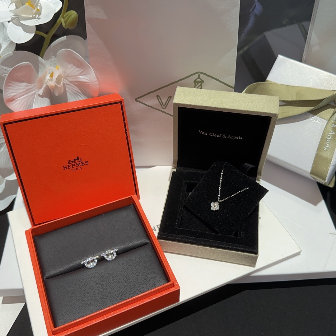 Van Cleef Arpels Necklace Inlaid