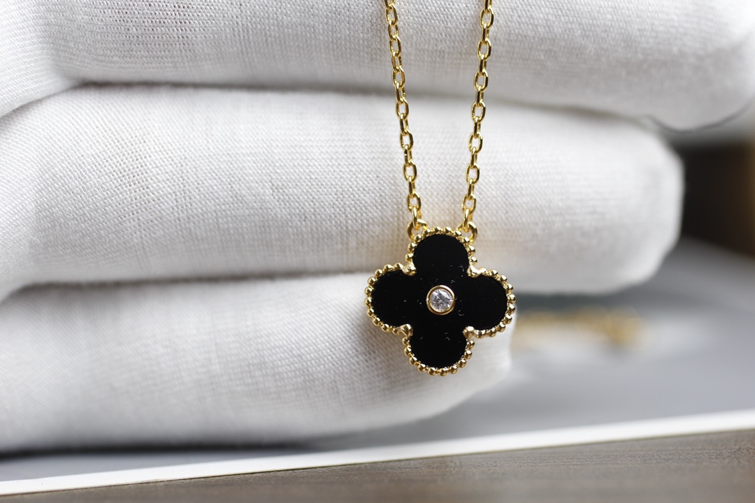 Van Cleef Arpels Necklace Black