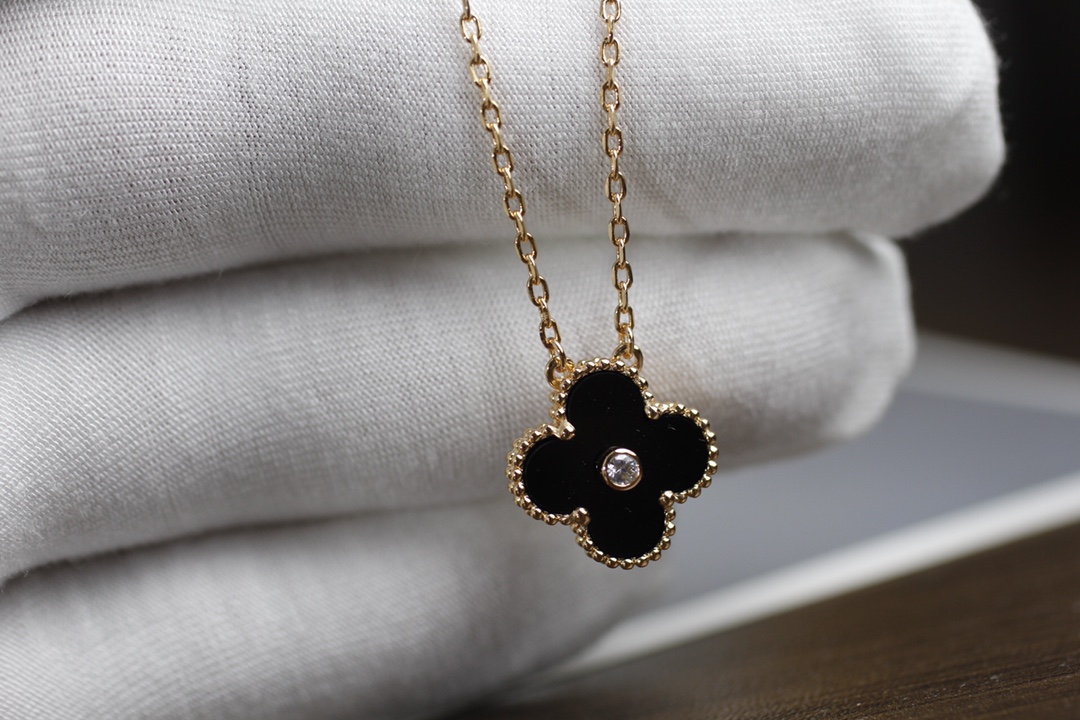 Van Cleef Arpels Necklace Black