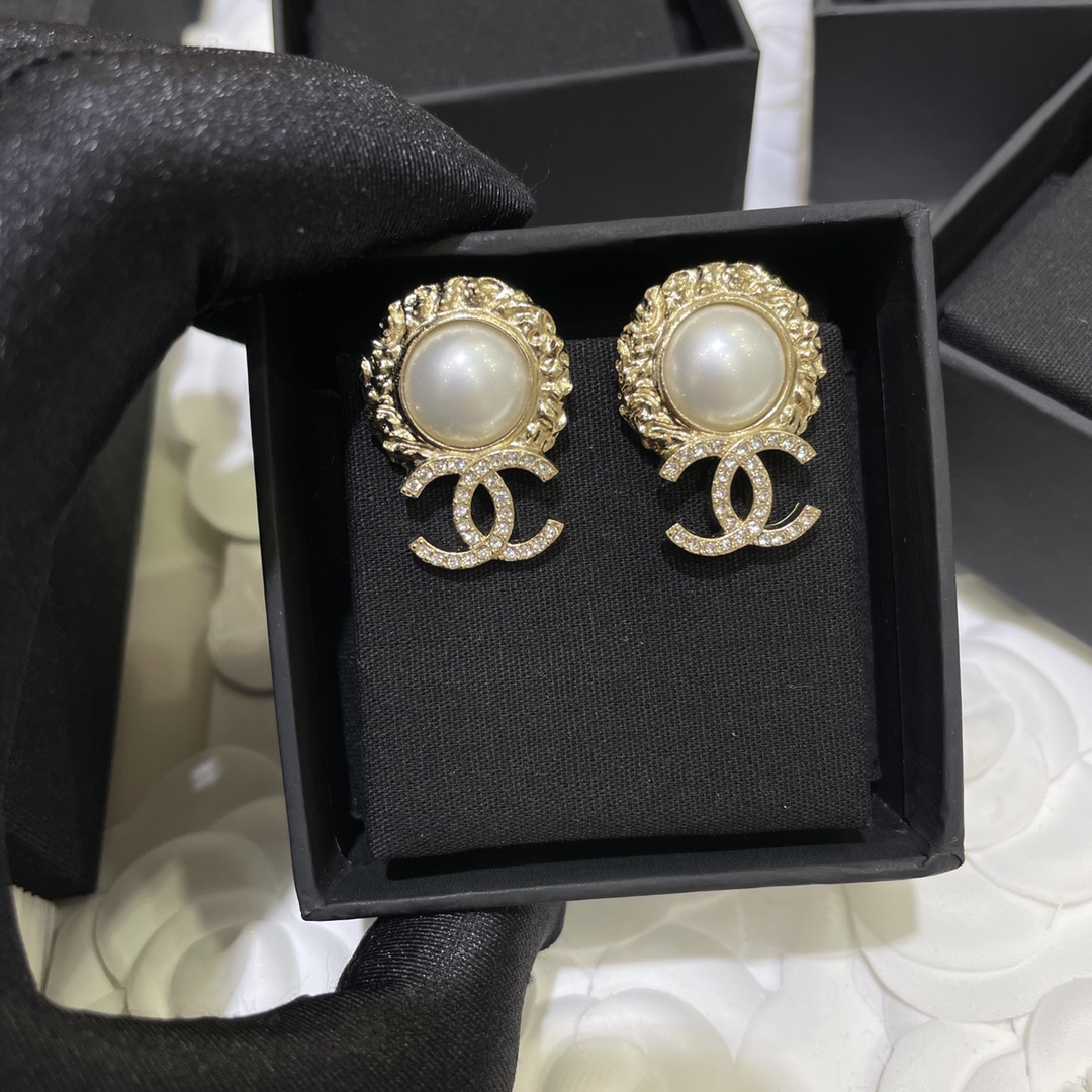 Chanel Earrings Pearl Gold