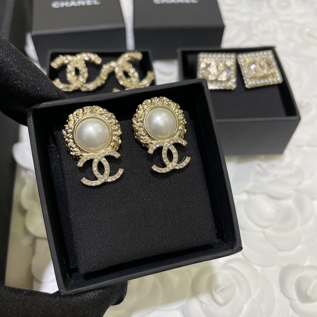 Chanel Earrings Pearl Gold