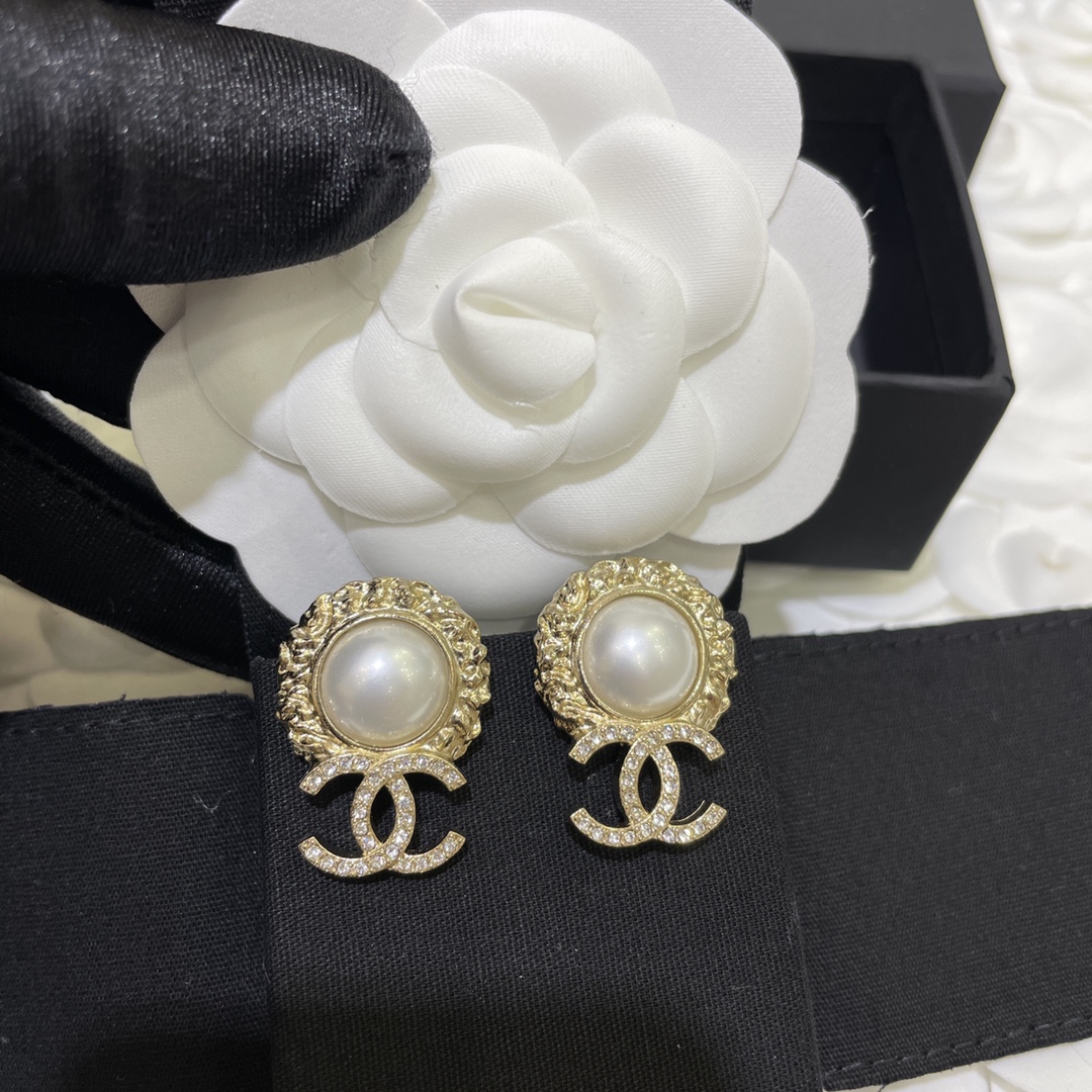 Chanel Earrings Pearl Gold
