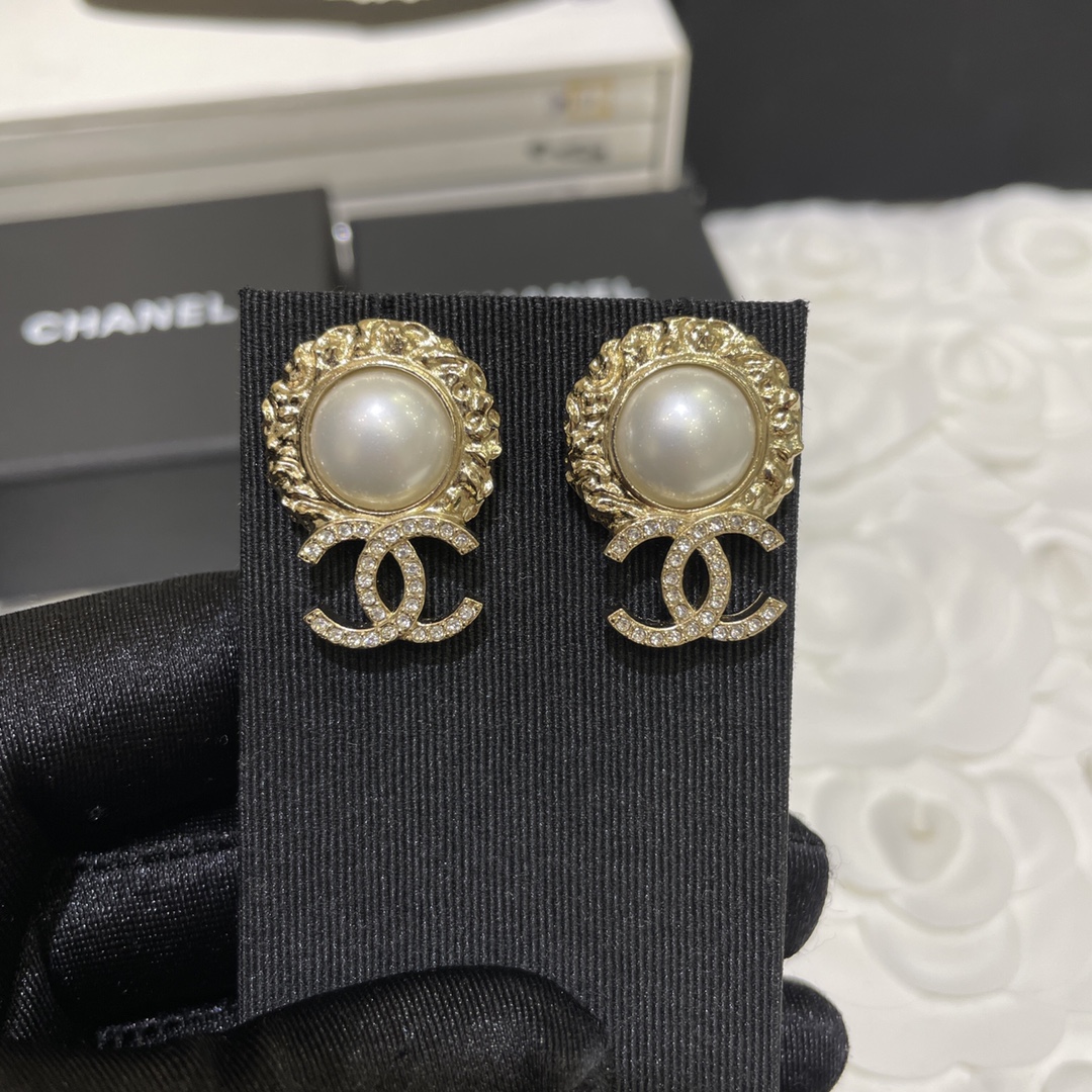 Chanel Earrings Pearl Gold