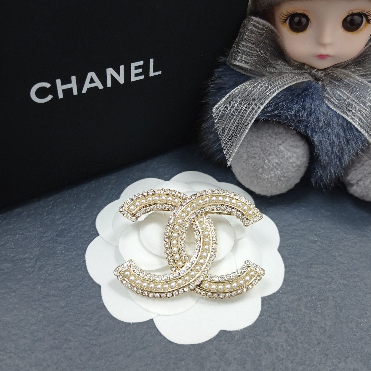 Chanel Brooch Pearl Inlaid