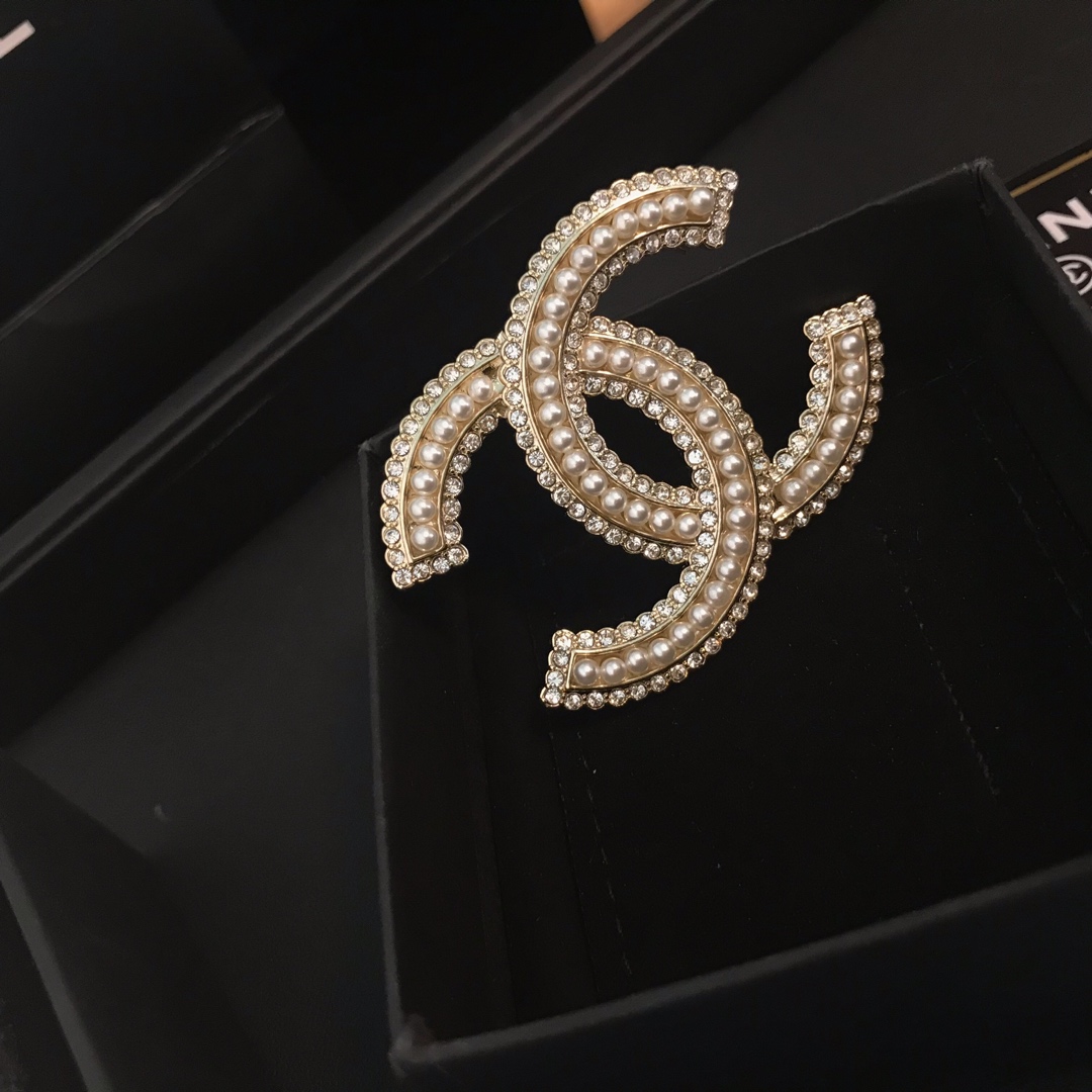 Chanel Brooch Pearl Inlaid