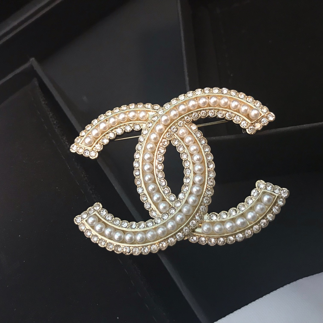 Chanel Brooch Pearl Inlaid