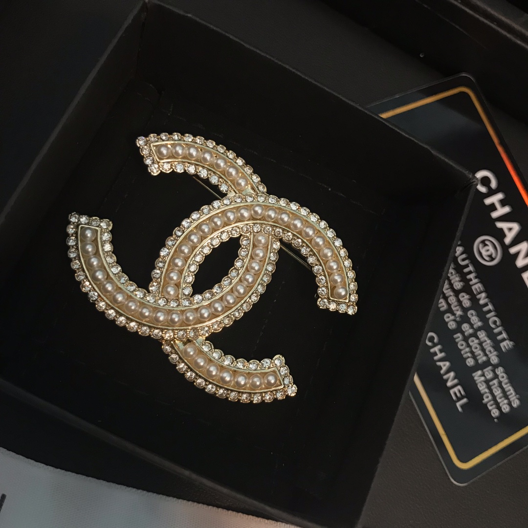 Chanel Brooch Pearl Inlaid