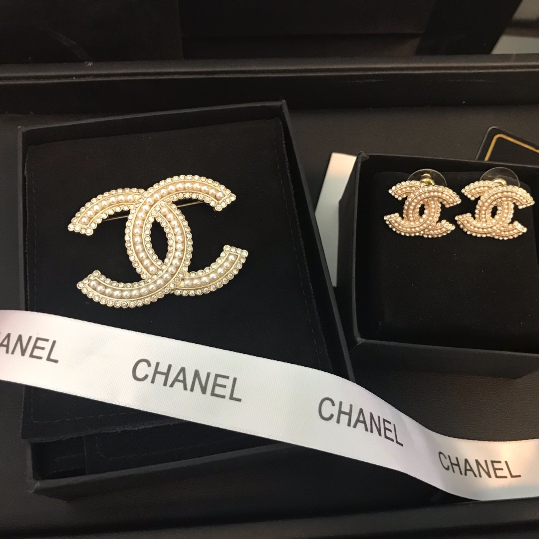 Chanel Brooch Pearl Inlaid