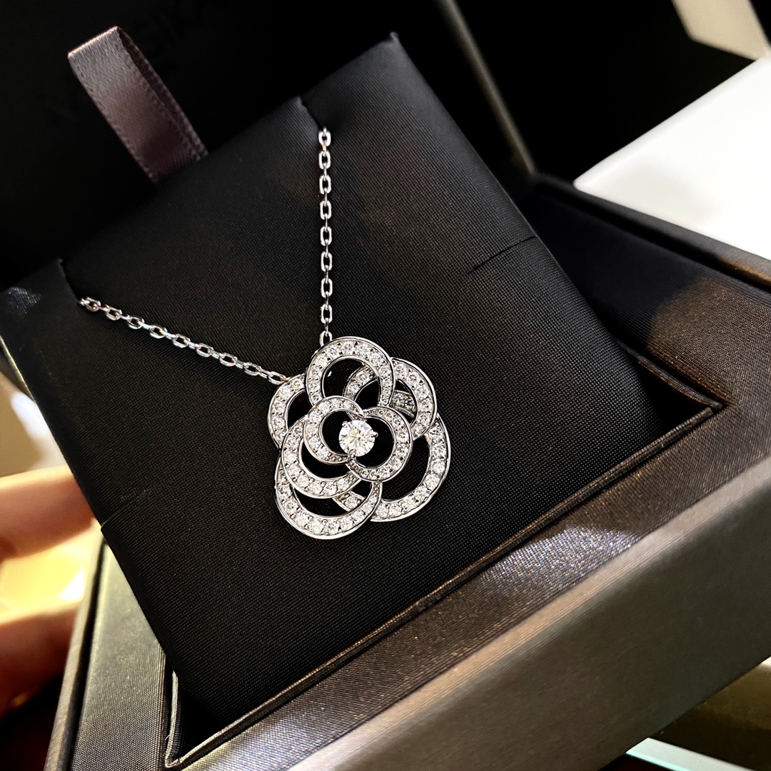 Chanel Necklace Inlaid L