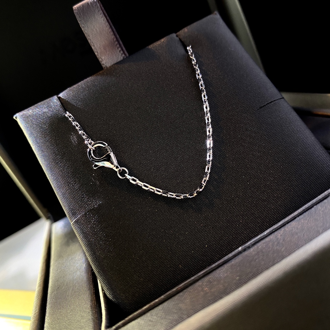 Chanel Necklace Inlaid L