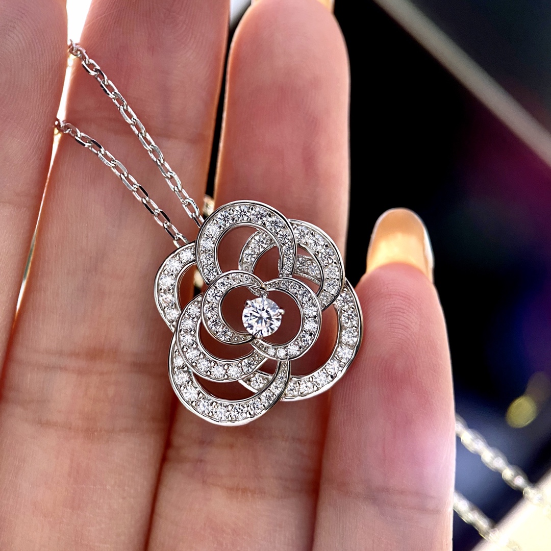 Chanel Necklace Inlaid L