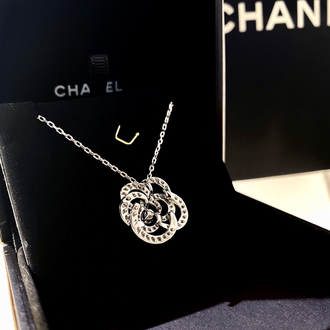 Chanel Necklace Inlaid L