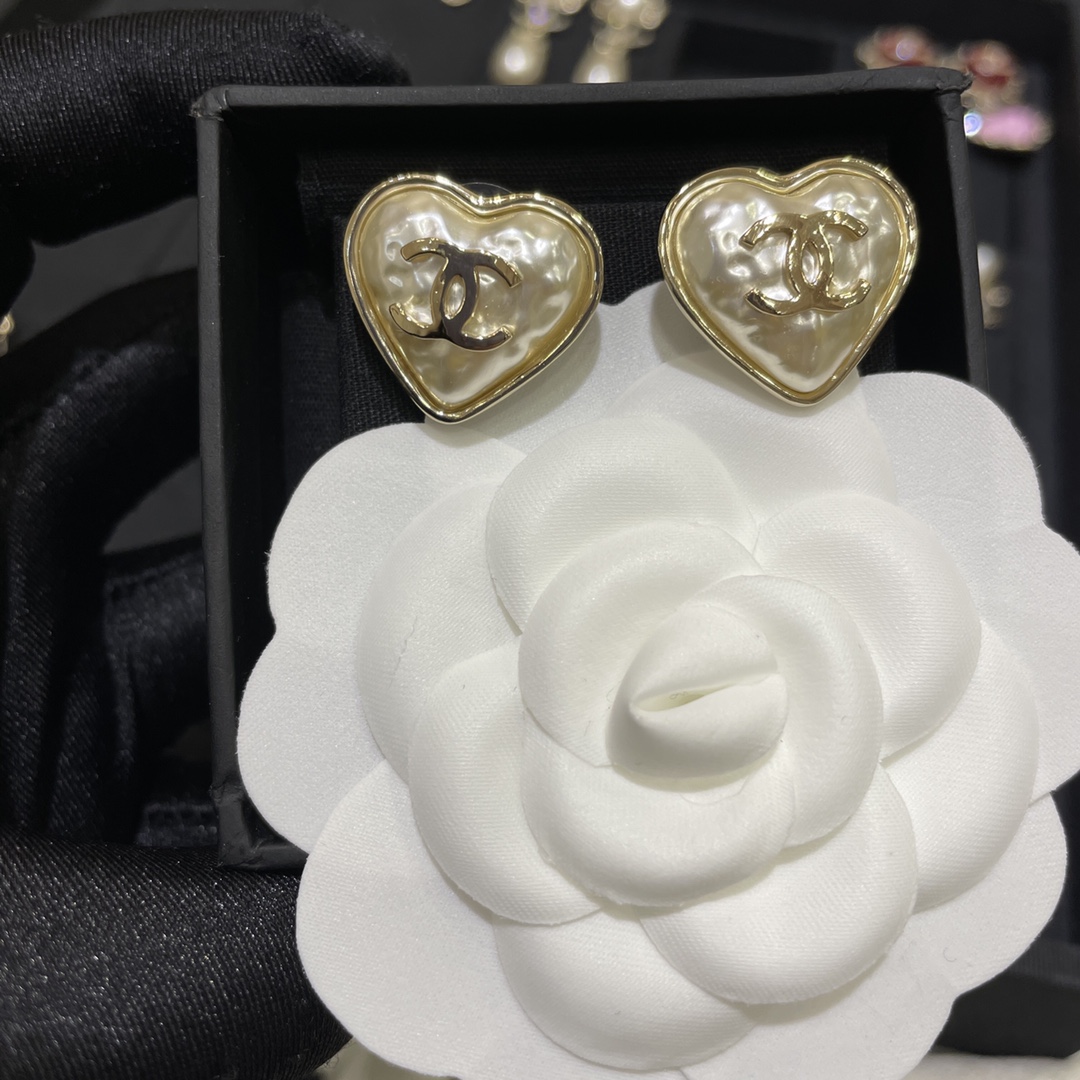 Chanel Earrings Pearl Gold