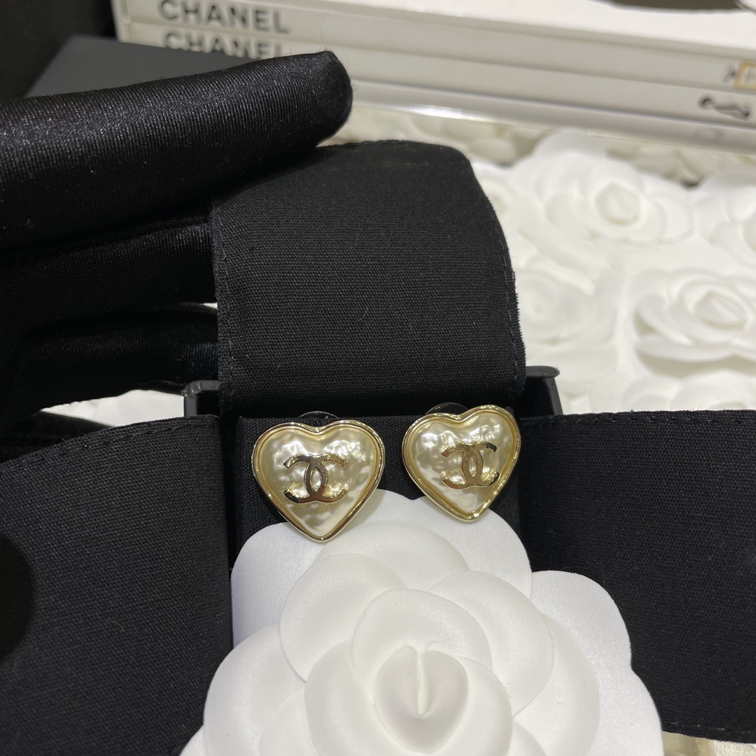 Chanel Earrings Pearl Gold
