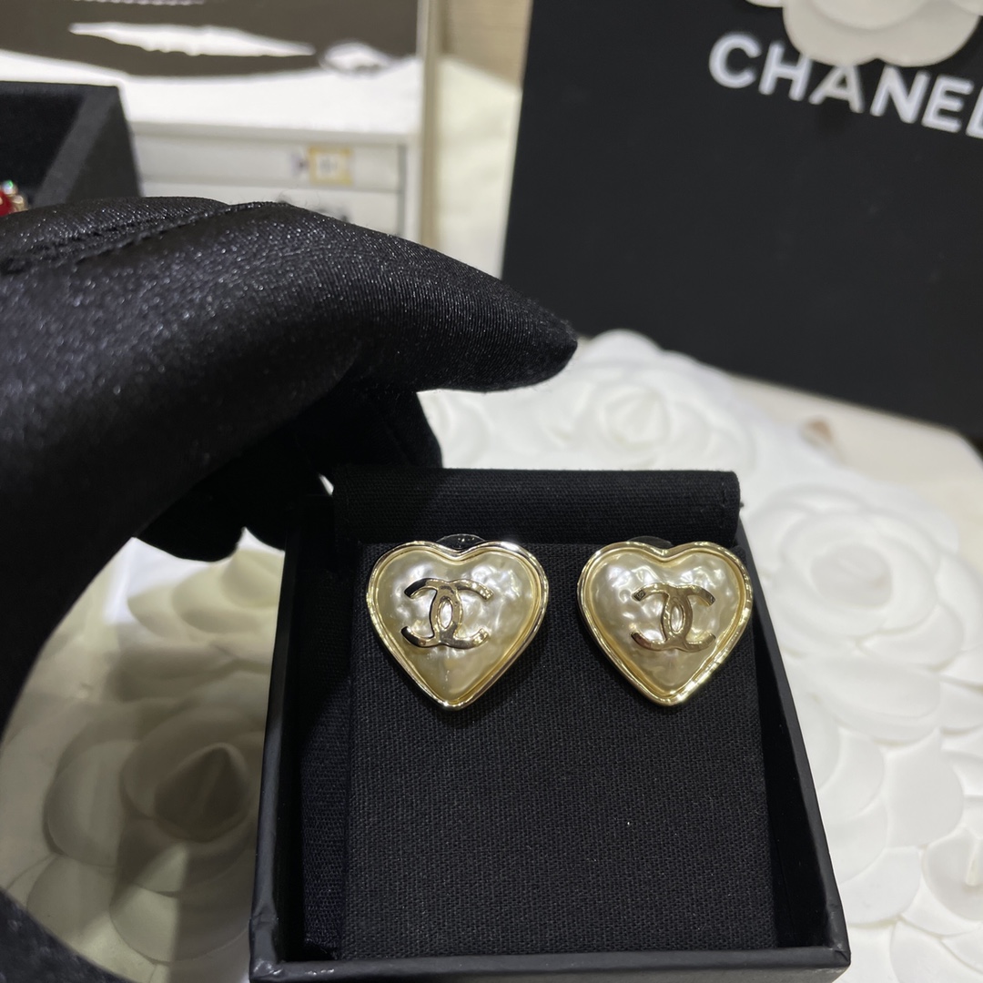 Chanel Earrings Pearl Gold