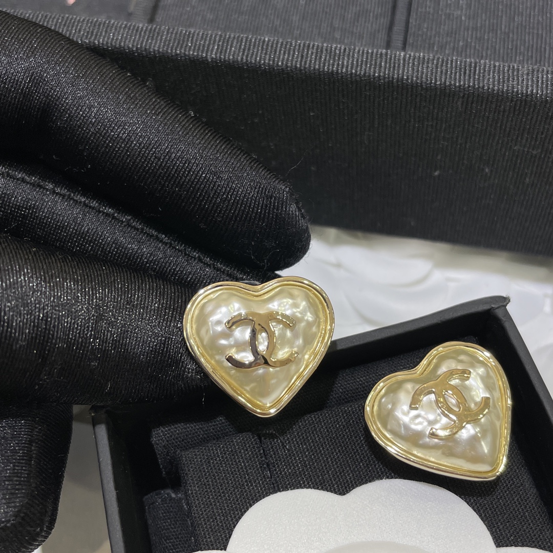 Chanel Earrings Pearl Gold