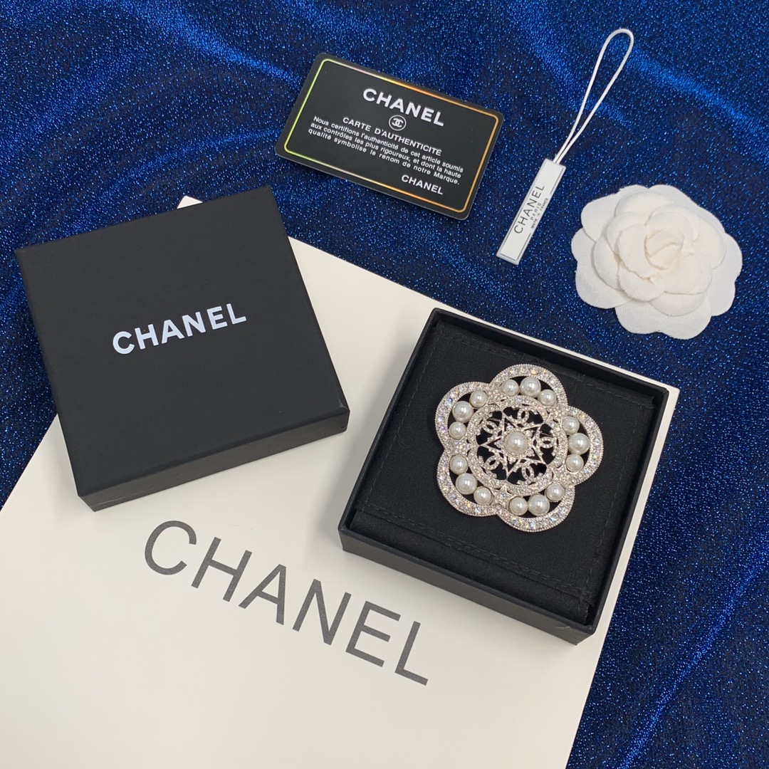 Chanel Brooch Pearl Inlaid L