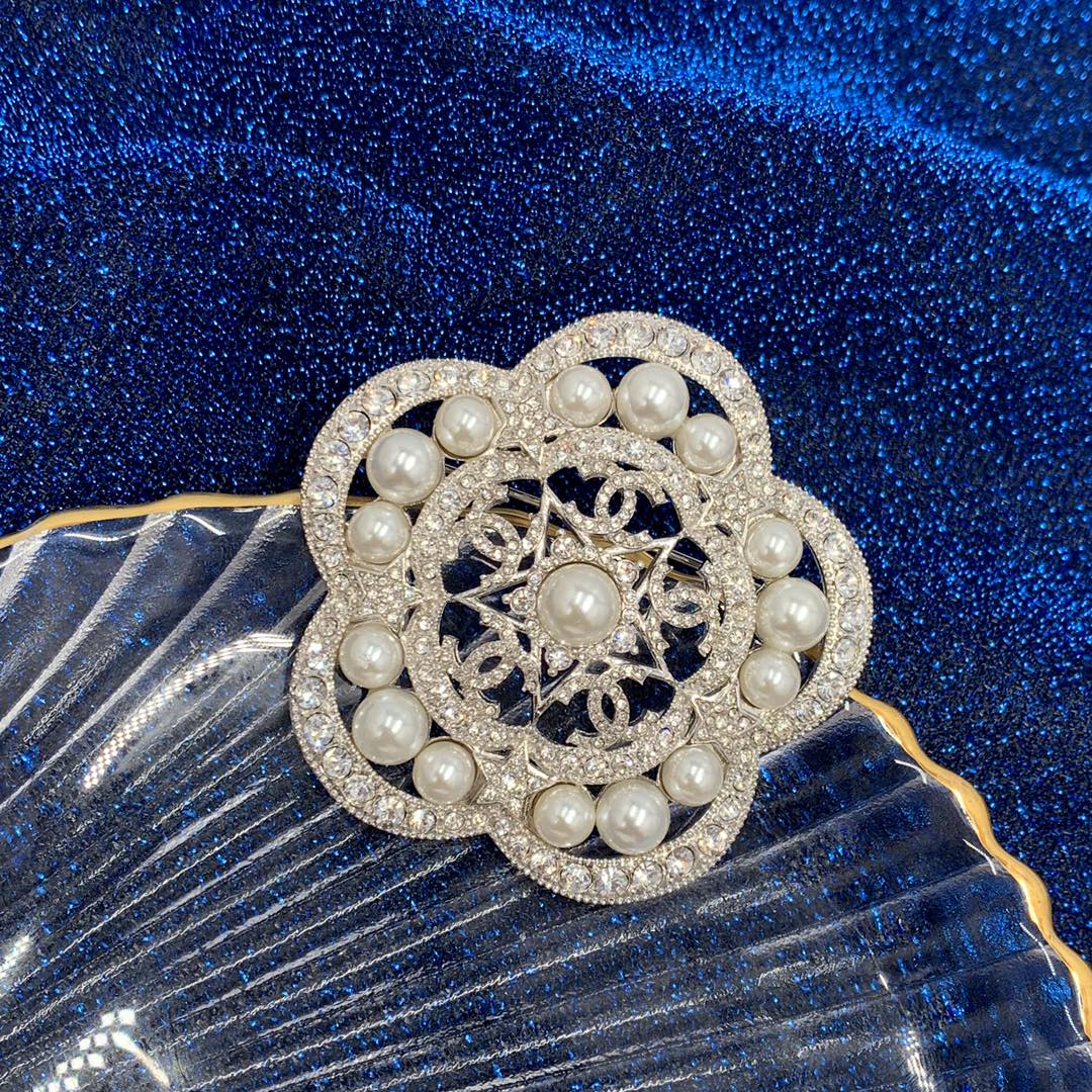 Chanel Brooch Pearl Inlaid L