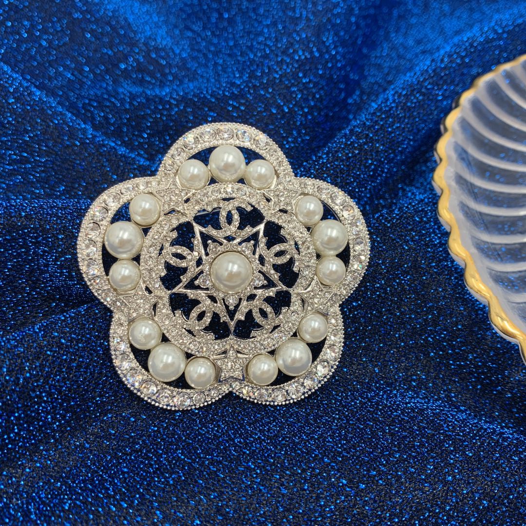 Chanel Brooch Pearl Inlaid L
