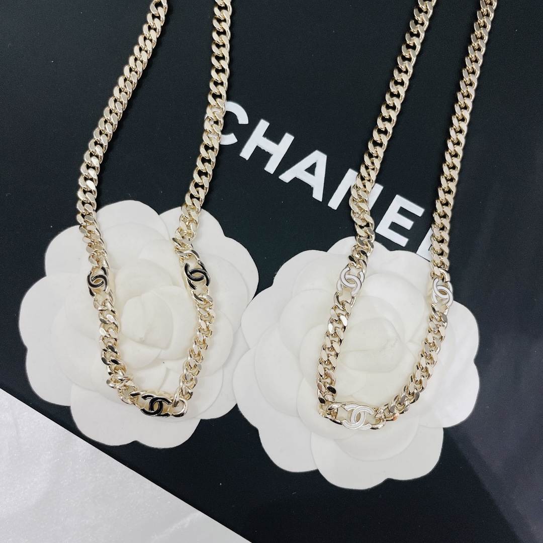 Chanel Necklace Inlaid L