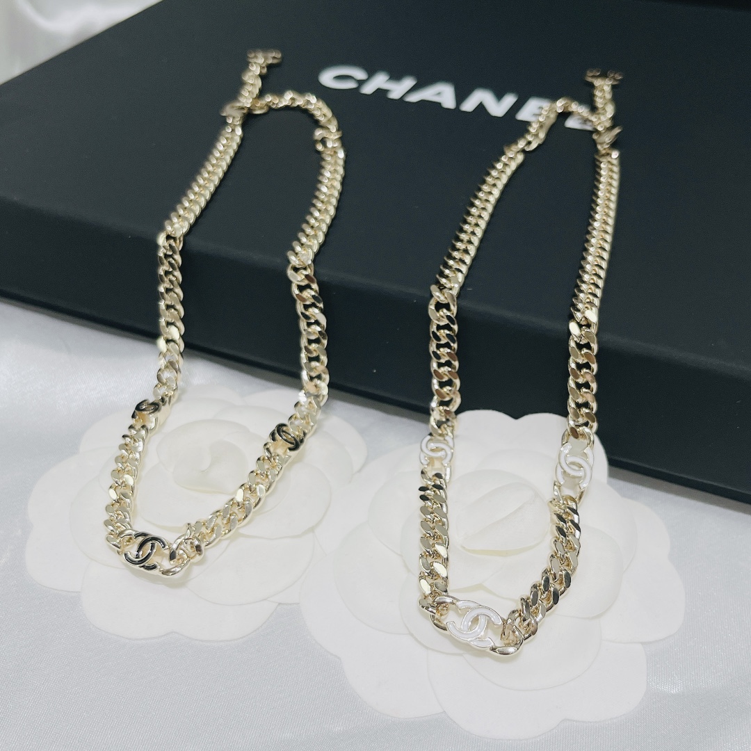 Chanel Necklace Inlaid L