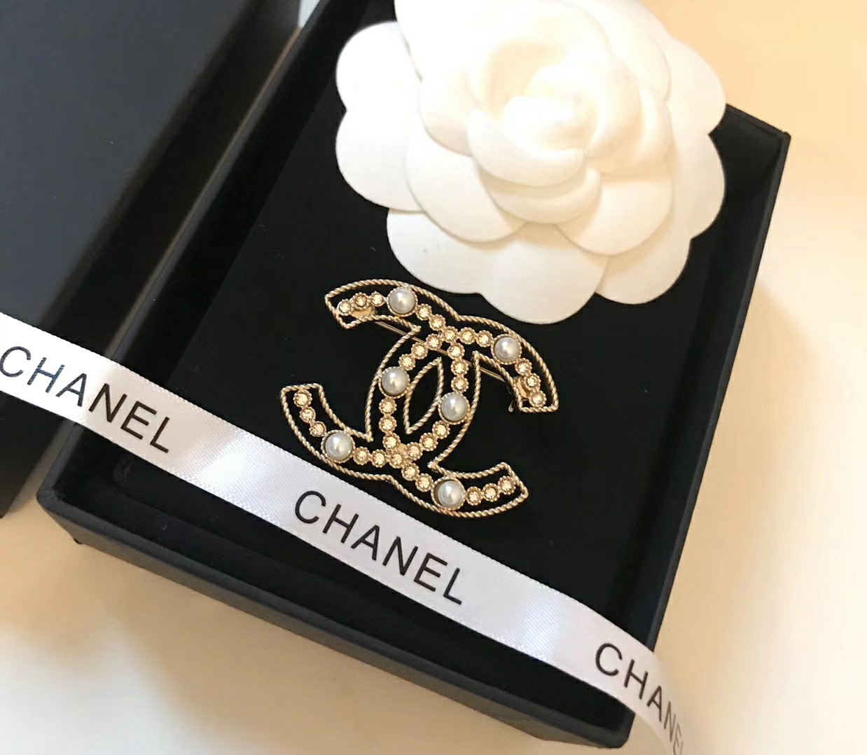 Chanel Brooch Pearl Gold Inlaid L