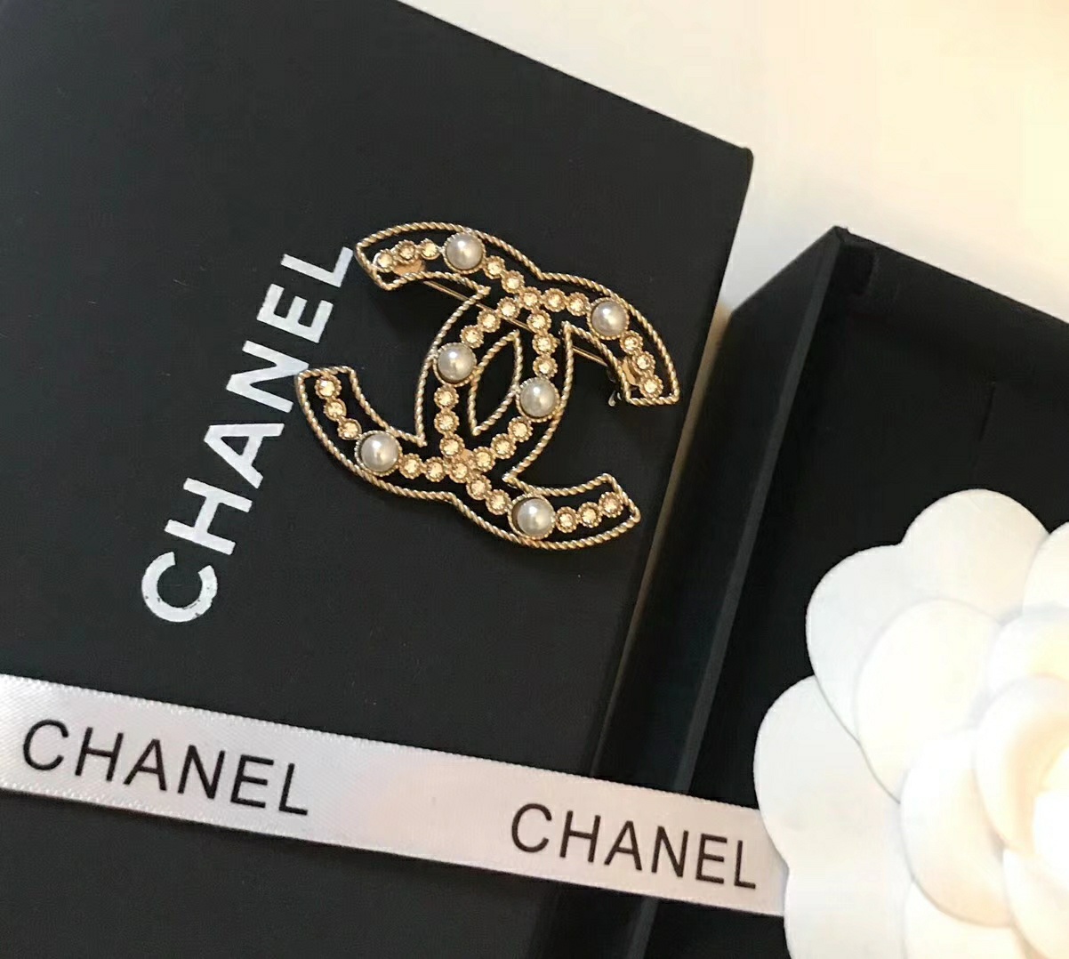 Chanel Brooch Pearl Gold Inlaid L