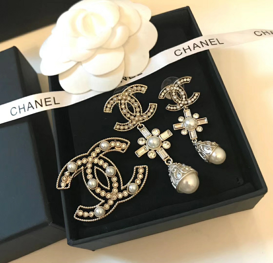 Chanel Brooch Pearl Gold Inlaid L
