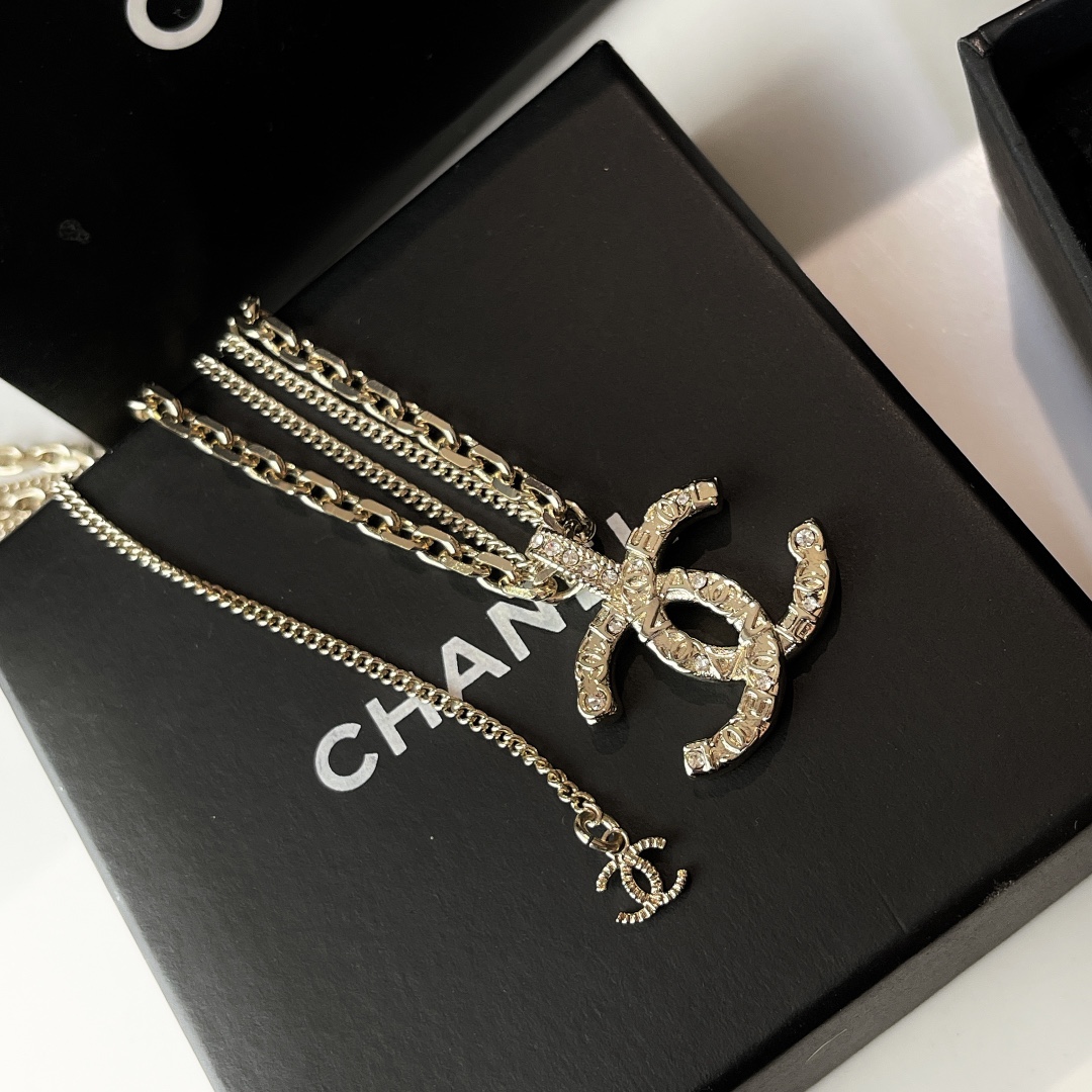 Chanel Necklace Inlaid L