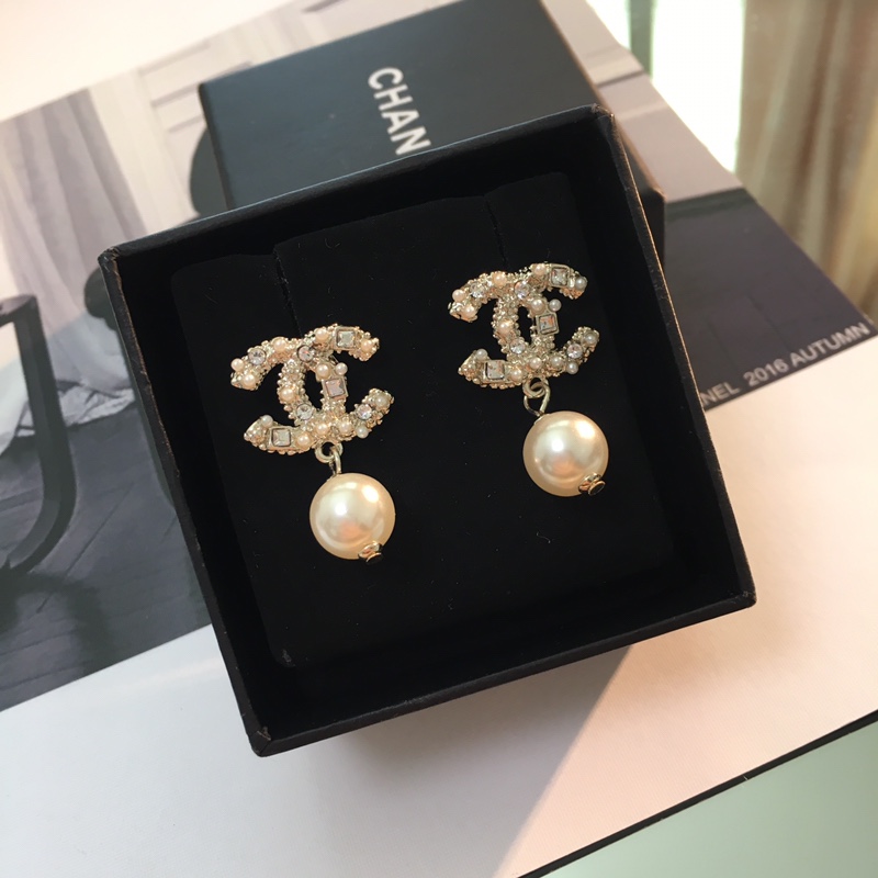 Chanel Earrings Pearl Gold