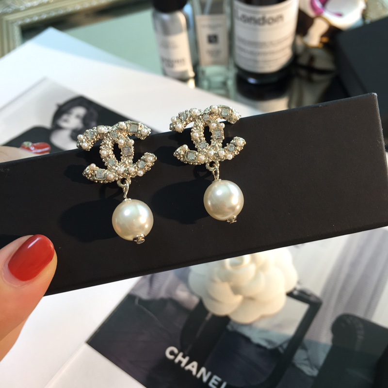 Chanel Earrings Pearl Gold