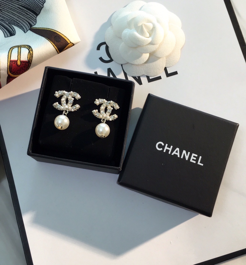Chanel Earrings Pearl Gold