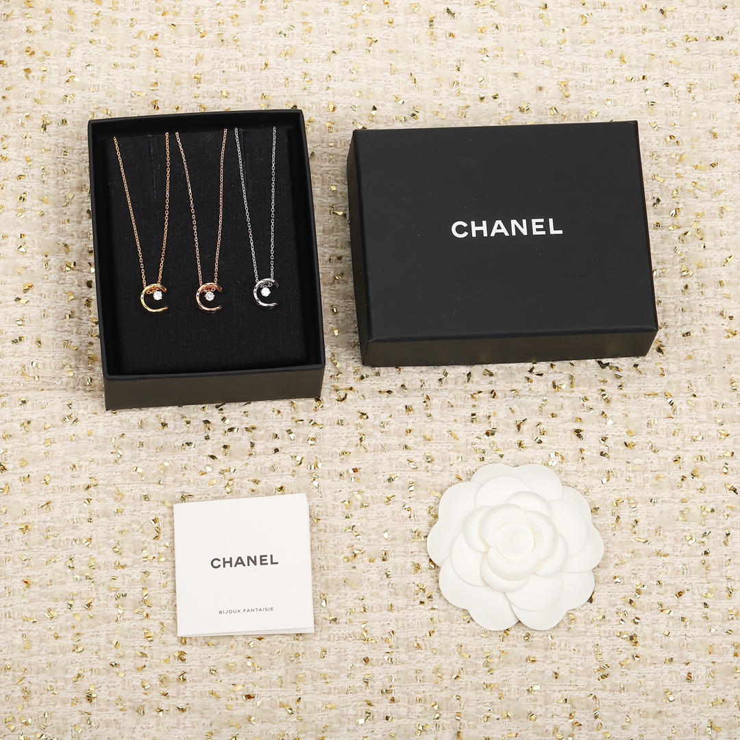 Chanel Necklace Diamond Inlaid S-l