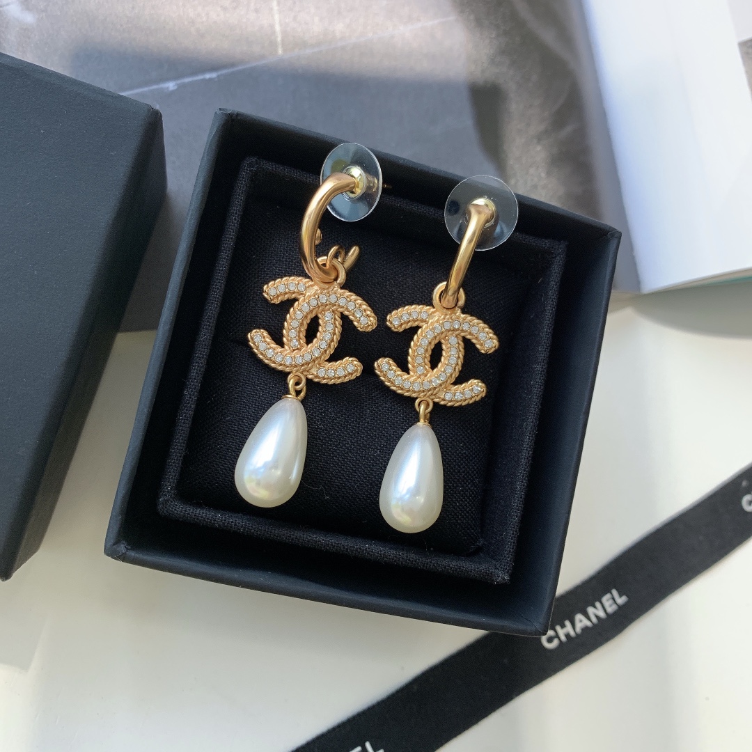 Chanel Earrings Pearl