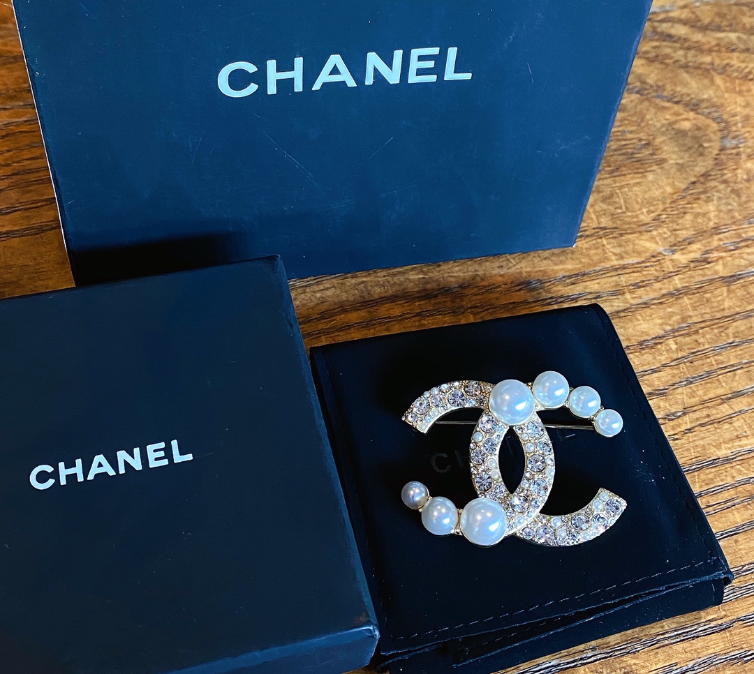 Chanel Brooch Pearl Inlaid