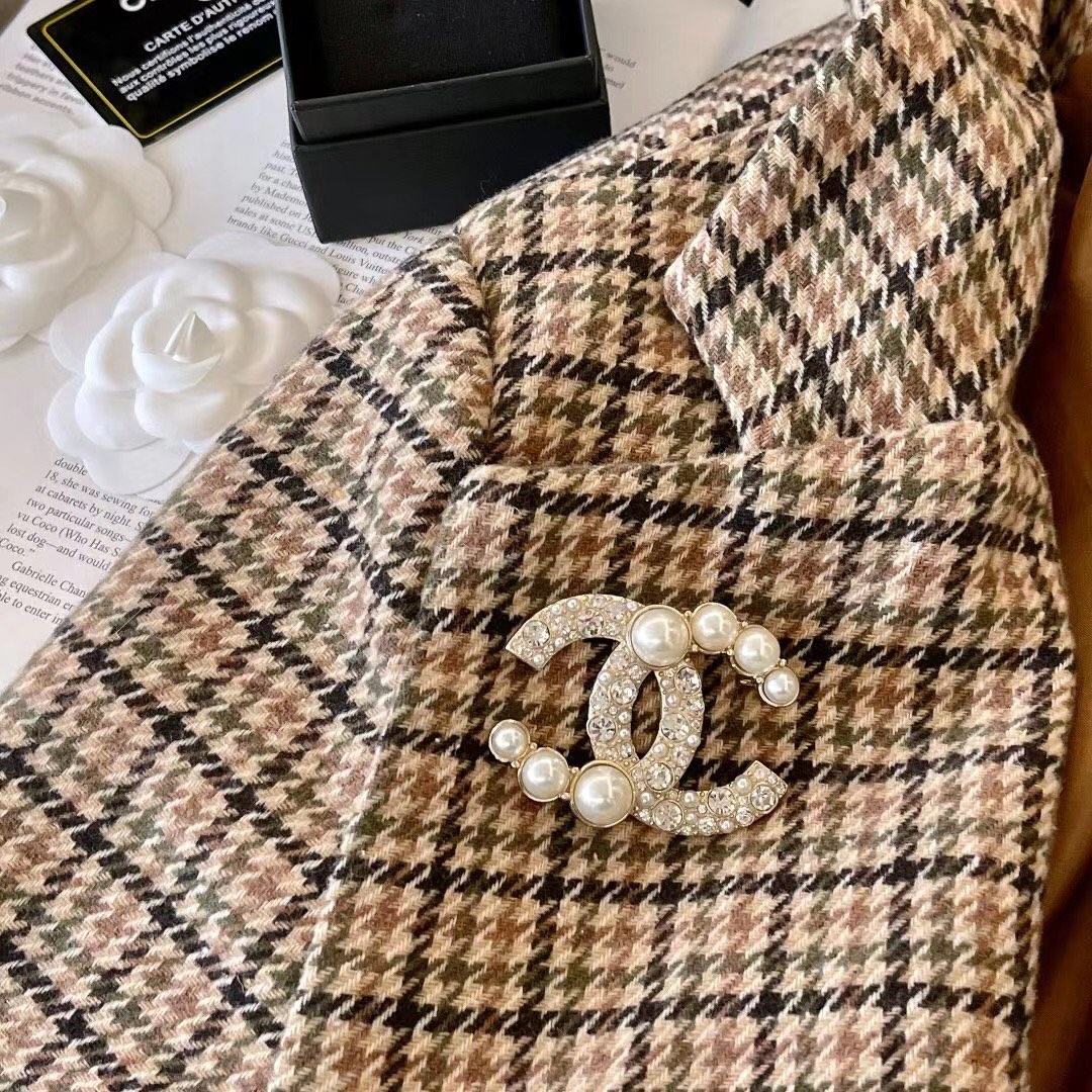 Chanel Brooch Pearl Inlaid